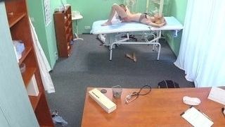 FakeHospital medics oral pleasure massage gives skinny towheaded her highly highly first climax in y